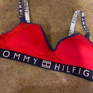 Tommy Hilfiger it says large but like a 34/b